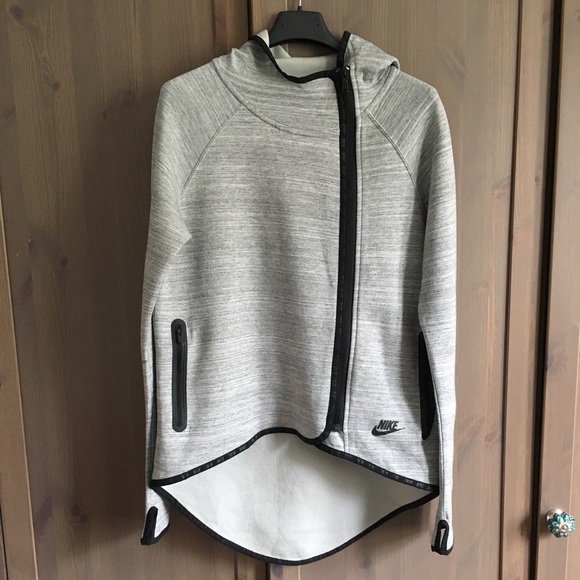 NWOT Nike Tech Fleece Hoodie in Gray - Picture 5 of 8